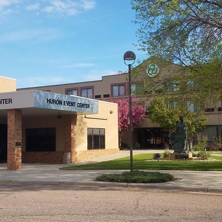 Crossroads Hotel And Huron Event Center 外观 照片