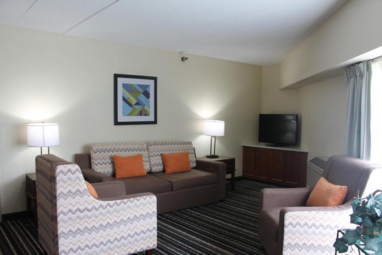 Crossroads Hotel And Huron Event Center 外观 照片