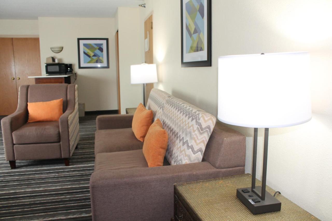 Crossroads Hotel And Huron Event Center 外观 照片