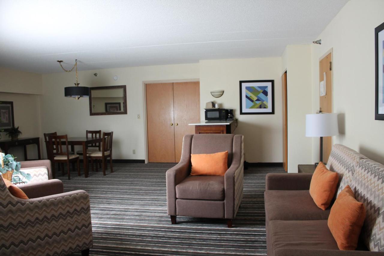 Crossroads Hotel And Huron Event Center 外观 照片