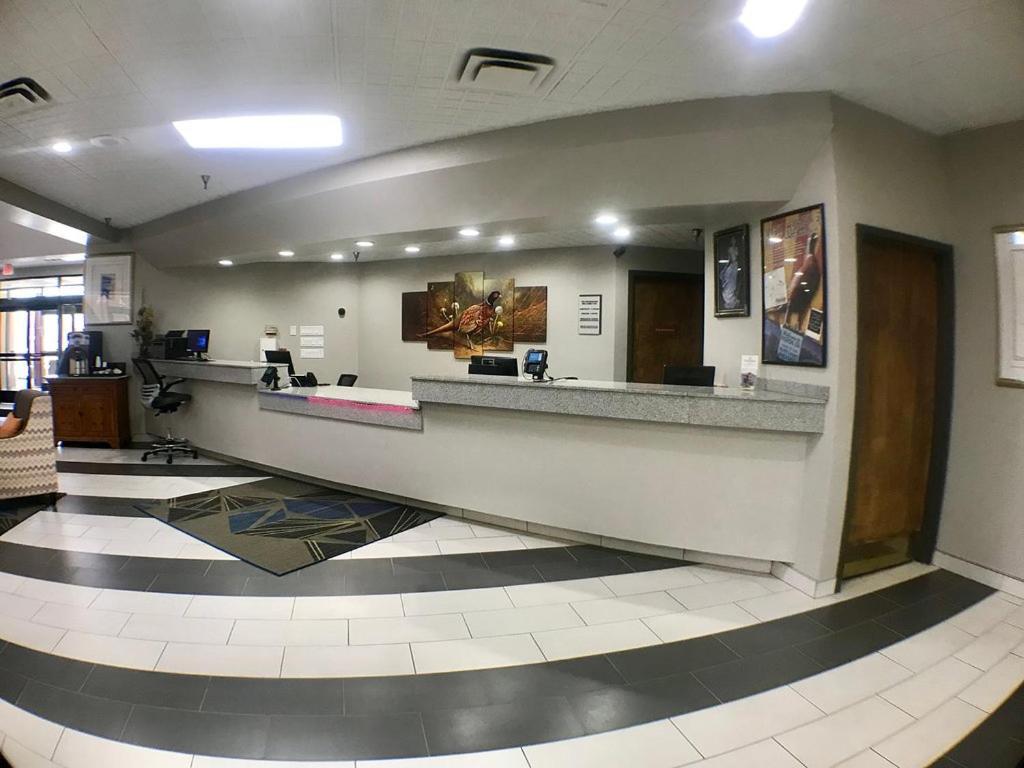 Crossroads Hotel And Huron Event Center 外观 照片