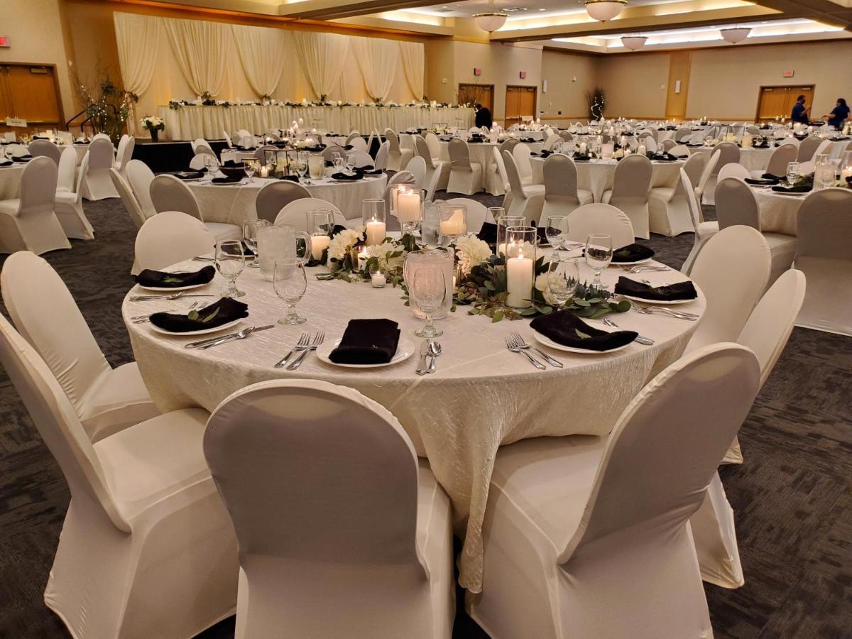 Crossroads Hotel And Huron Event Center 外观 照片
