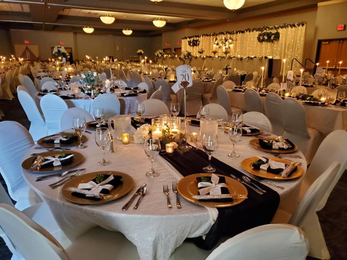 Crossroads Hotel And Huron Event Center 外观 照片