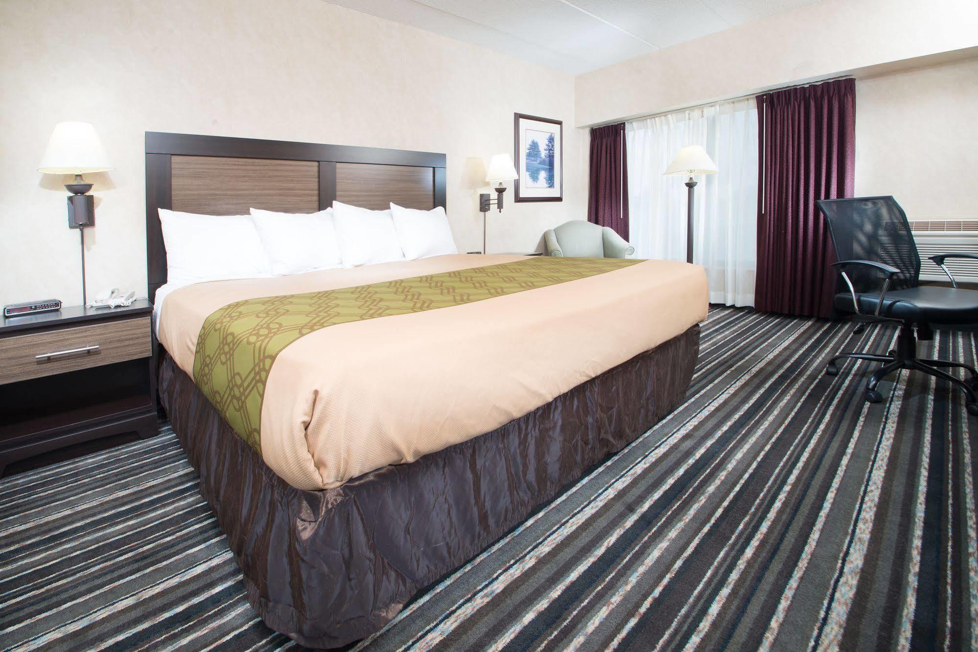 Crossroads Hotel And Huron Event Center 外观 照片