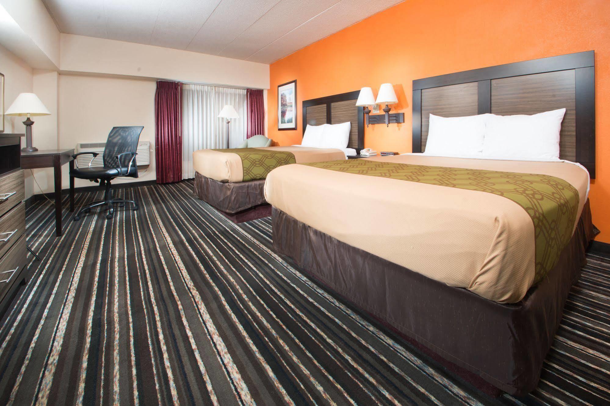 Crossroads Hotel And Huron Event Center 外观 照片